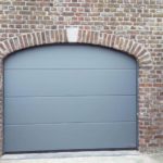 Pose d'une porte de garage sectionnelle en PVC